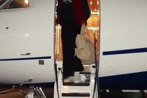 小賈倫·杰克遜飛抵鹽湖城向球迷打招呼：非常興奮來(lái)到這里！